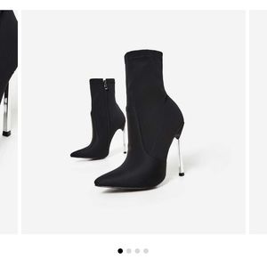 Skinny heel pointed toe sock boots